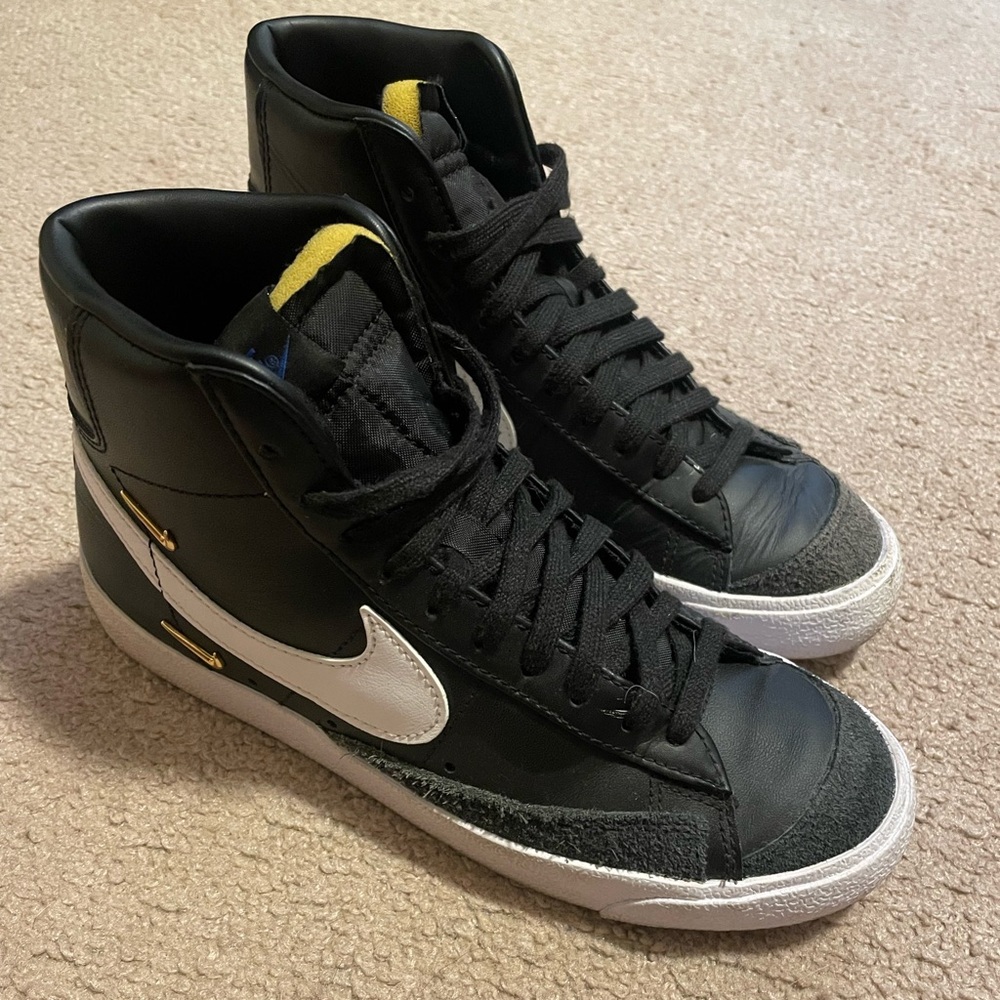 Nike Blazer Mid '77 SE Black Metallic Gold Sisterhood - Picture 5 of 7